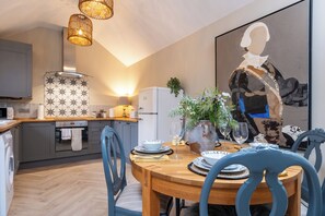 In-room dining - Gorgeous Home near Stratford upon Avon (Stratford-upon-Avon)