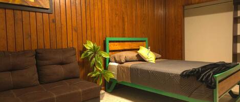 6 bedrooms, iron/ironing board, internet, bed sheets