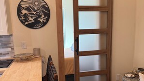 Une cuisine avec une table en bois, un banc et un coin repas.