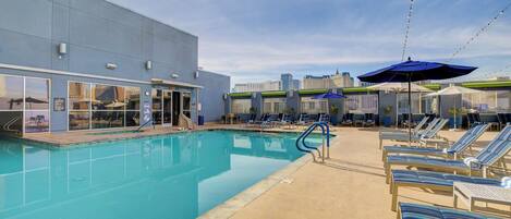 Innendørsbasseng og utendørsbasseng