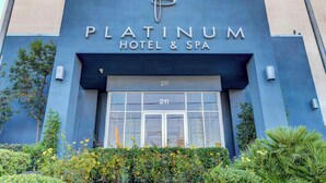 Exterior del Hotel & Spa Platinum con fachada moderna, ventanas amplias y el número 211 en una entrada destacada.