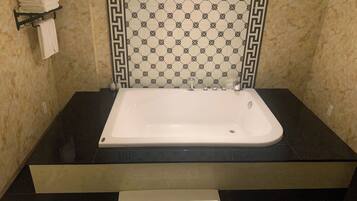 Basic Double Room | Bathroom | Hair dryer, bidet, towels, soap