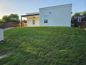 Property grounds - Charming 4-bedroom house with AC in Dallas perfect for families (Dallas)