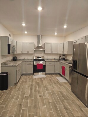 Fridge, microwave, stovetop, dishwasher - Charming 4-bedroom house with AC in Dallas perfect for families (Dallas)