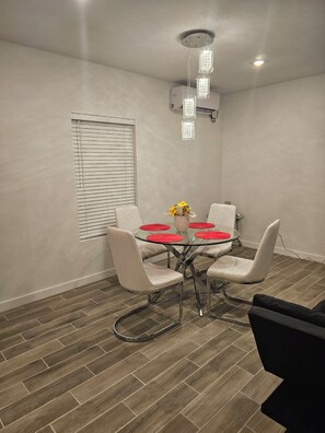 Dining - Charming 4-bedroom house with AC in Dallas perfect for families (Dallas)