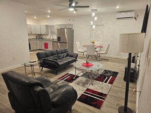 Smart TV, video games - Charming 4-bedroom house with AC in Dallas perfect for families (Dallas)