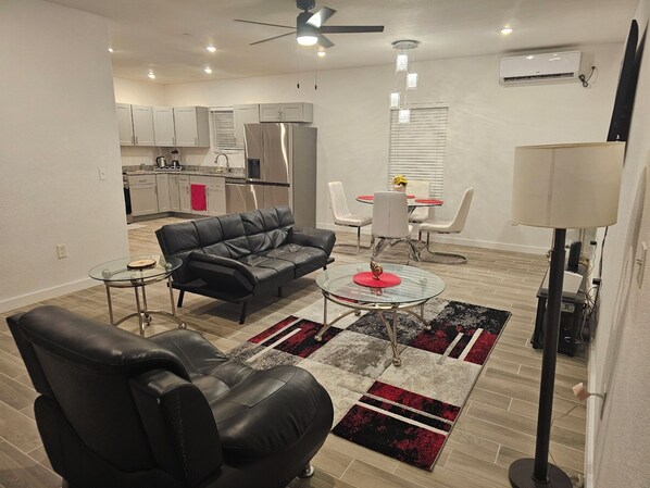 Smart TV, video games - Charming 4-bedroom house with AC in Dallas perfect for families (Dallas)