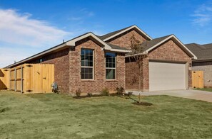 Exterior - Spacious 4-bedroom house in beautiful Midland with AC (Midland)