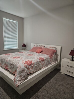 4 bedrooms, iron/ironing board, WiFi, bed sheets - Spacious 4-bedroom house in beautiful Midland with AC (Midland)