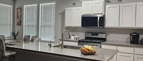 Jääkaappi, mikroaaltouuni, uuni, liesi