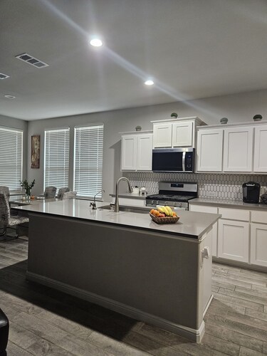 Spacious 4-bedroom house in beautiful Midland with AC