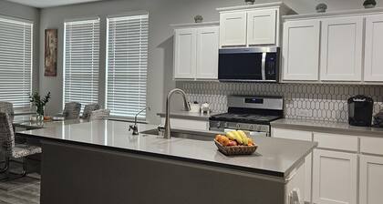 Spacious 4-bedroom house in beautiful Midland with AC