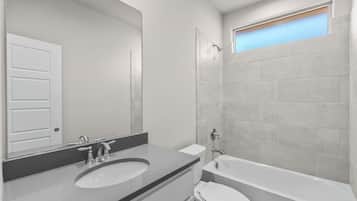 Chuveiro, secador de cabelo, toalhas de banho, sabonete