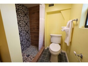 Regadera, toallas, jabón, papel de baño 