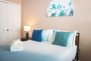 1 slaapkamer, een strijkplank/strijkijzer, gratis wifi, beddengoed