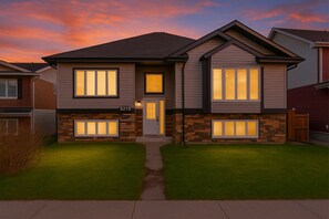 Exterior - Spacious 6BDR Oasis - Sleeps 17 - Garage - Fireplace (Edmonton)