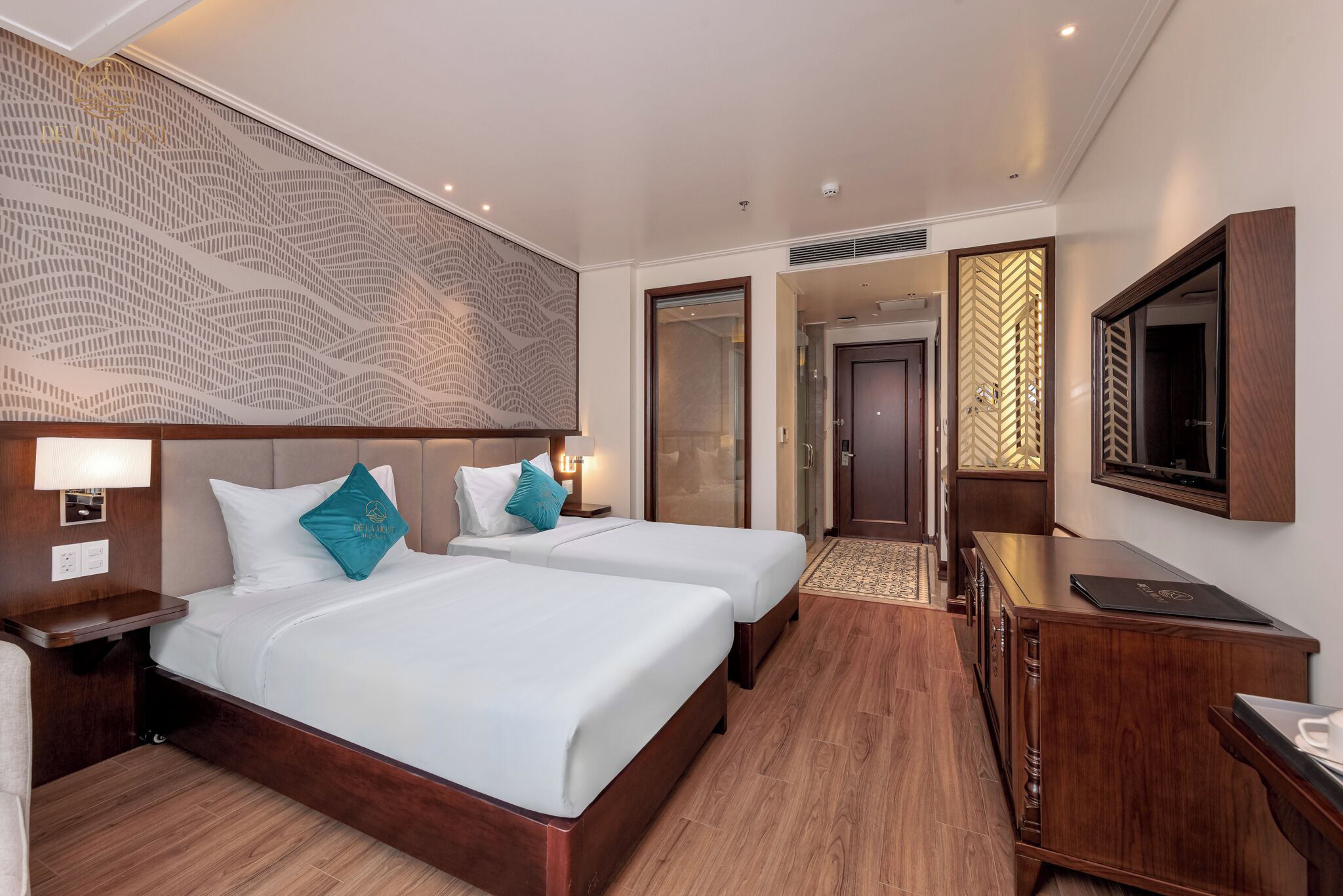 高档床上用品、羽绒被、泰普尔床垫、客房内保险箱