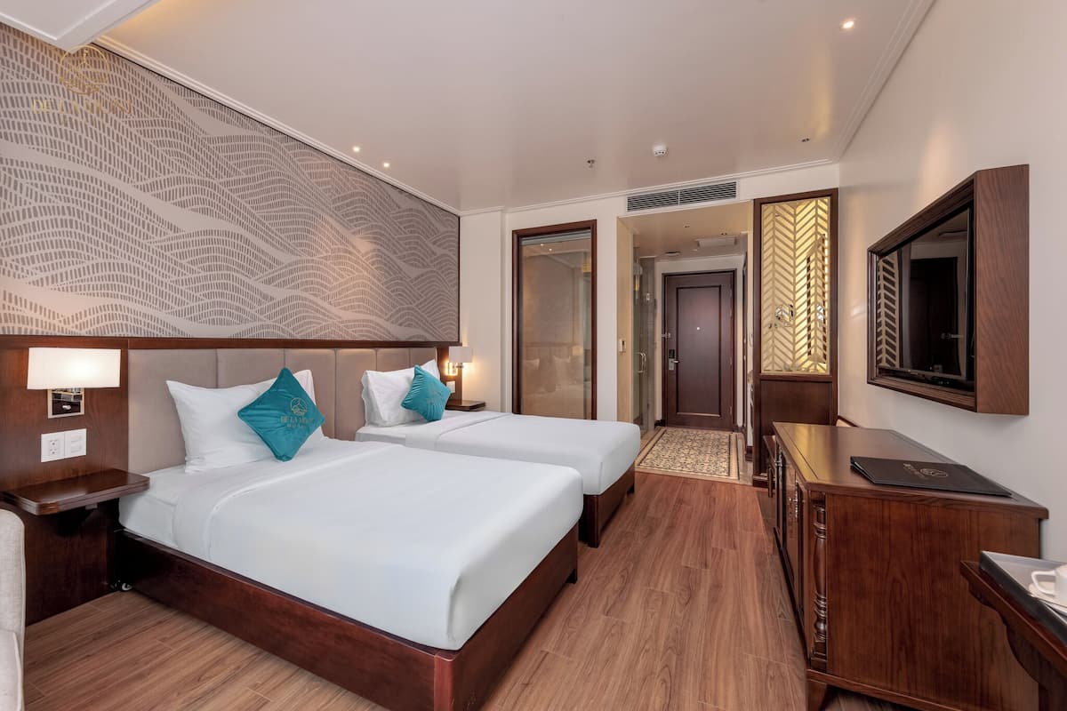 Premium bedding, down duvets, Tempur-Pedic beds, in-room safe