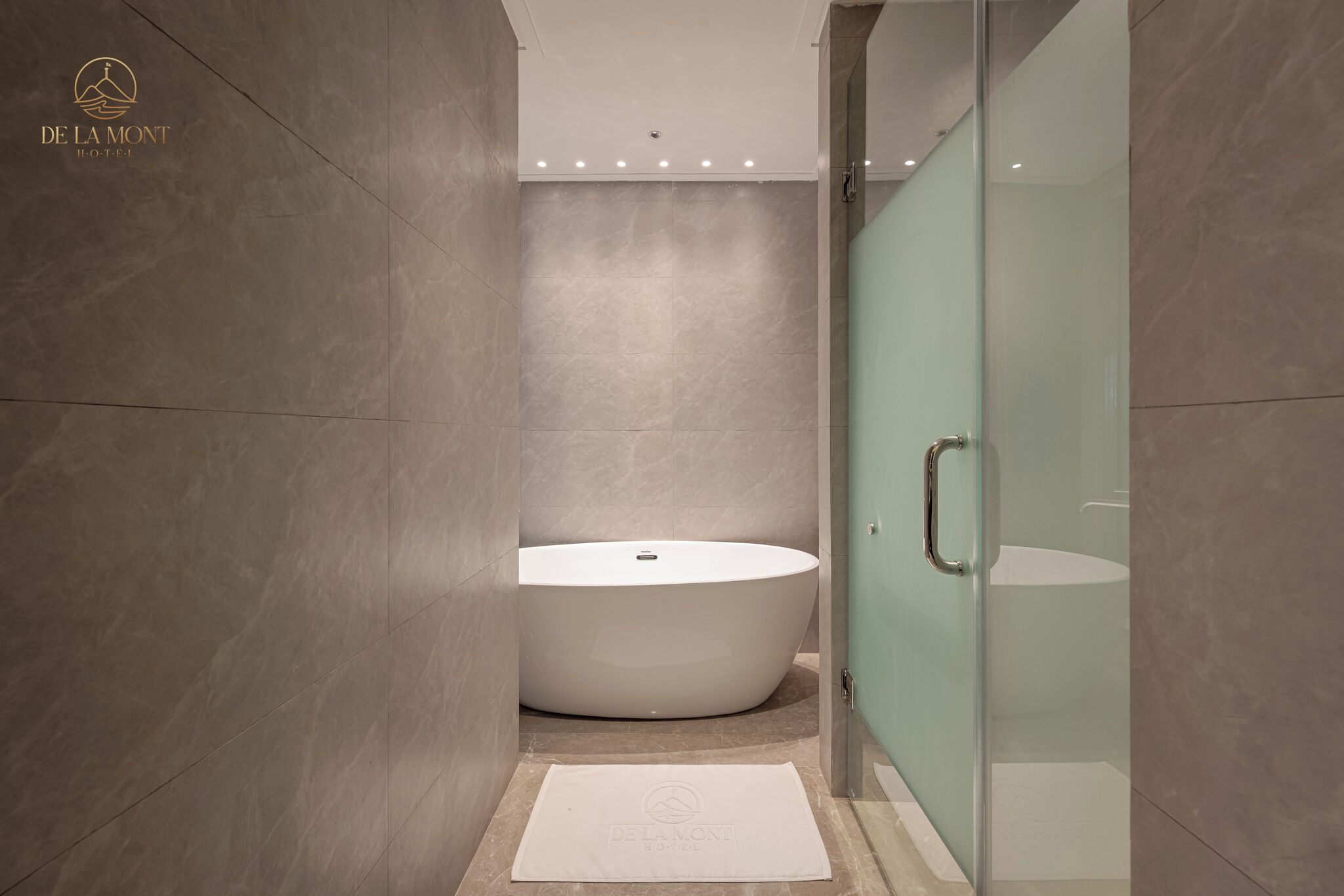 Premium Room, Bathtub, Mountain View | Bathroom | Separate tub and shower, hydromassage showerhead, free toiletries