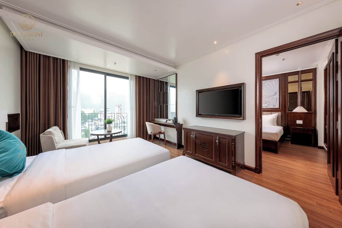 Premium bedding, down duvets, Tempur-Pedic beds, in-room safe