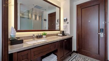 Deluxe Double Room, City View | Bathroom | Slippers