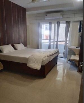 Habitación doble de lujo, balcón, vista a la ciudad | Escritorio y espacio para trabajar con laptop