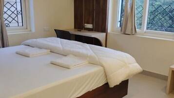 Luxury Double Room | Desk, laptop workspace