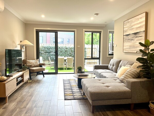 Apartment | Living room - Stylish Townhouse With Private Courtyard (Canberra)