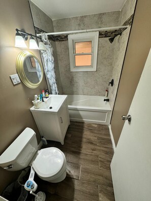 Serviettes fournies, savon, papier toilette