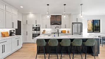 KĂŒhlschrank, Mikrowelle, Ofen, Herdplatte