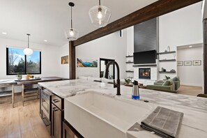 Interior - Glacier Gathering Grounds - Sweeping Mountain Views! (Columbia Falls)