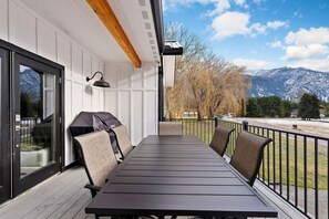 Outdoor dining - Glacier Gathering Grounds - Sweeping Mountain Views! (Columbia Falls)
