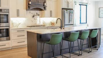 KĂŒhlschrank, Mikrowelle, Ofen, Herdplatte