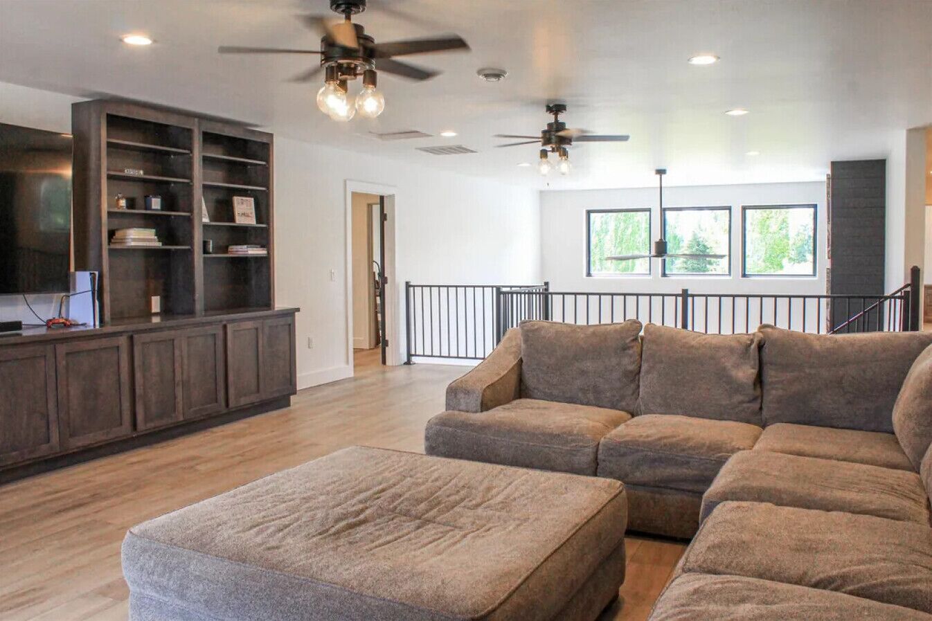 Fernseher, Kamin, Bücher