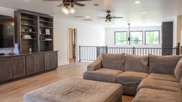 Fernseher, Kamin, BĂŒcher