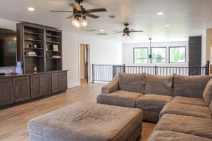 Fernseher, Kamin, Bücher