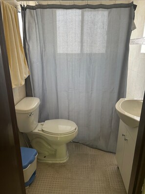 Regadera, secadora de cabello, toallas, jabón 