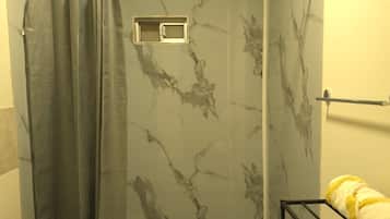 Chuveiro, secador de cabelo, toalhas de banho, sabonete