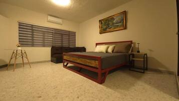 6 slaapkamers, een strijkplank/strijkijzer, wifi, beddengoed