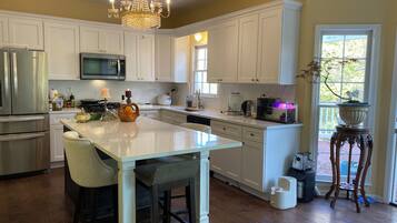 Microondas, horno, placa de cocina, lavavajillas