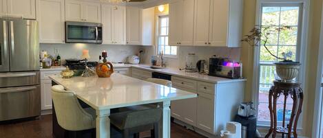 Een microgolfoven, een oven, een kookplaat, een vaatwasser