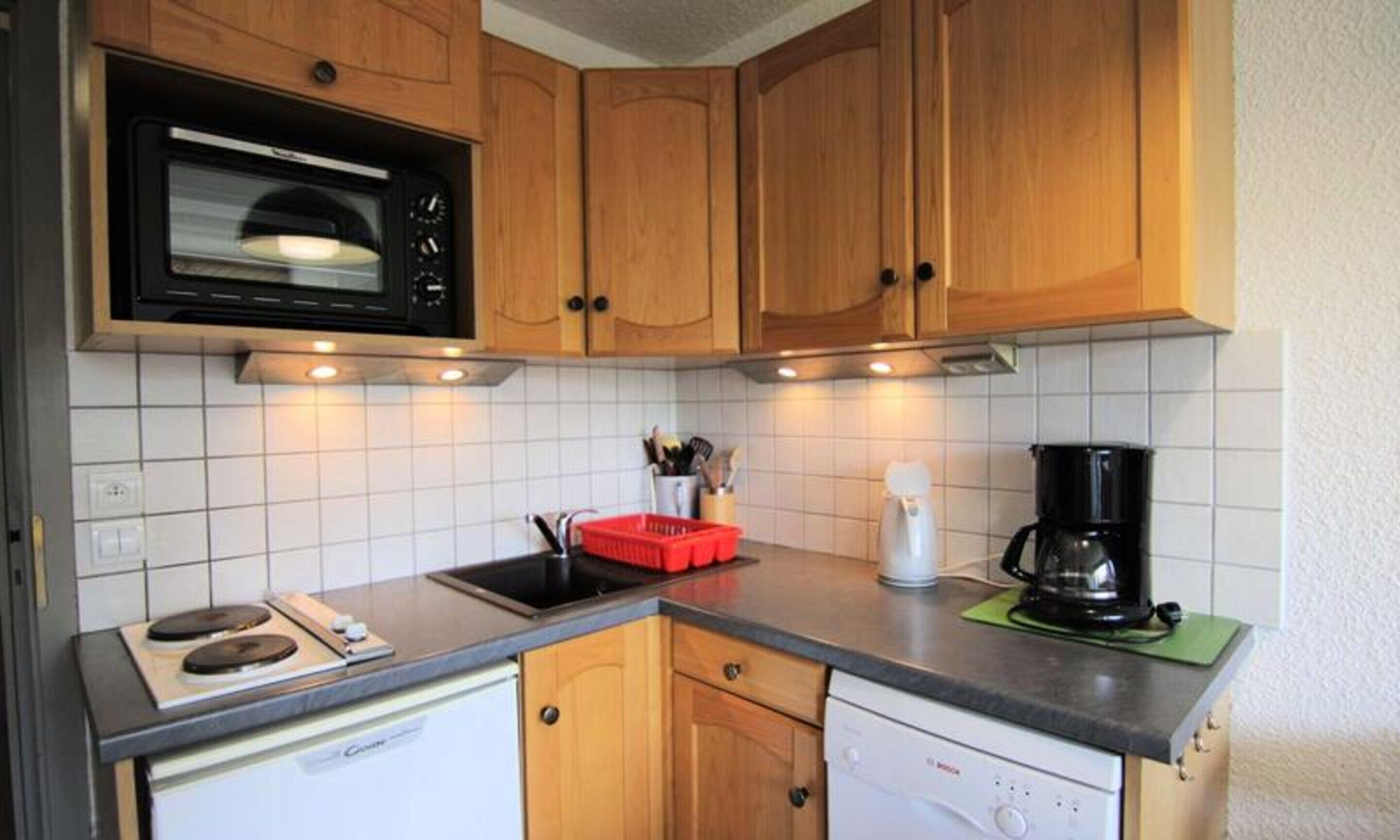 Dishwasher, coffee/tea maker, electric kettle, cookware/dishes/utensils