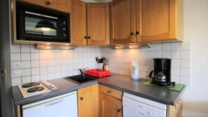 Coffee/tea maker, dishwasher, electric kettle, cookware/dishes/utensils - Apartment Near Mont Bisanne Slopes (Hauteluce)