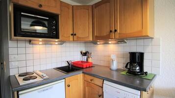 Dishwasher, coffee/tea maker, electric kettle, cookware/dishes/utensils