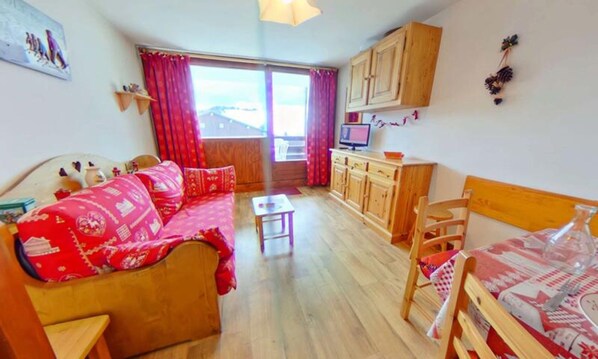 Living area - Apartment With Balcony Near Mont Bisanne (Hauteluce)