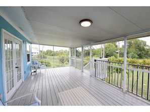 Terrace/patio - Spacious 2-bedroom upstairs unit in a house surrounded by nature in Pine island (Saint James City)