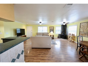 Living area - Spacious 2-bedroom upstairs unit in a house surrounded by nature in Pine island (Saint James City)