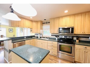 Fridge, microwave, oven, stovetop - Spacious 2-bedroom upstairs unit in a house surrounded by nature in Pine island (Saint James City)