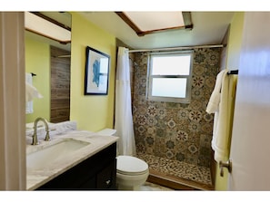 Shower, towels, soap, toilet paper - Spacious 2-bedroom upstairs unit in a house surrounded by nature in Pine island (Saint James City)