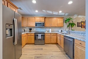 Kühlschrank, Mikrowelle, Ofen, Herdplatte